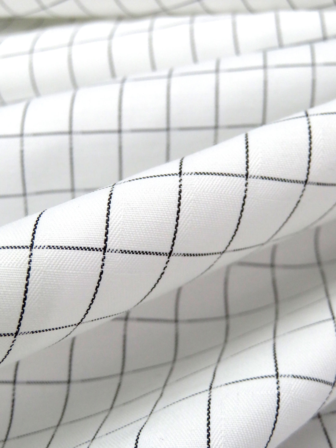 White/Black Cotton/Polyester Novelty Weave Windowpane Shirting 58W