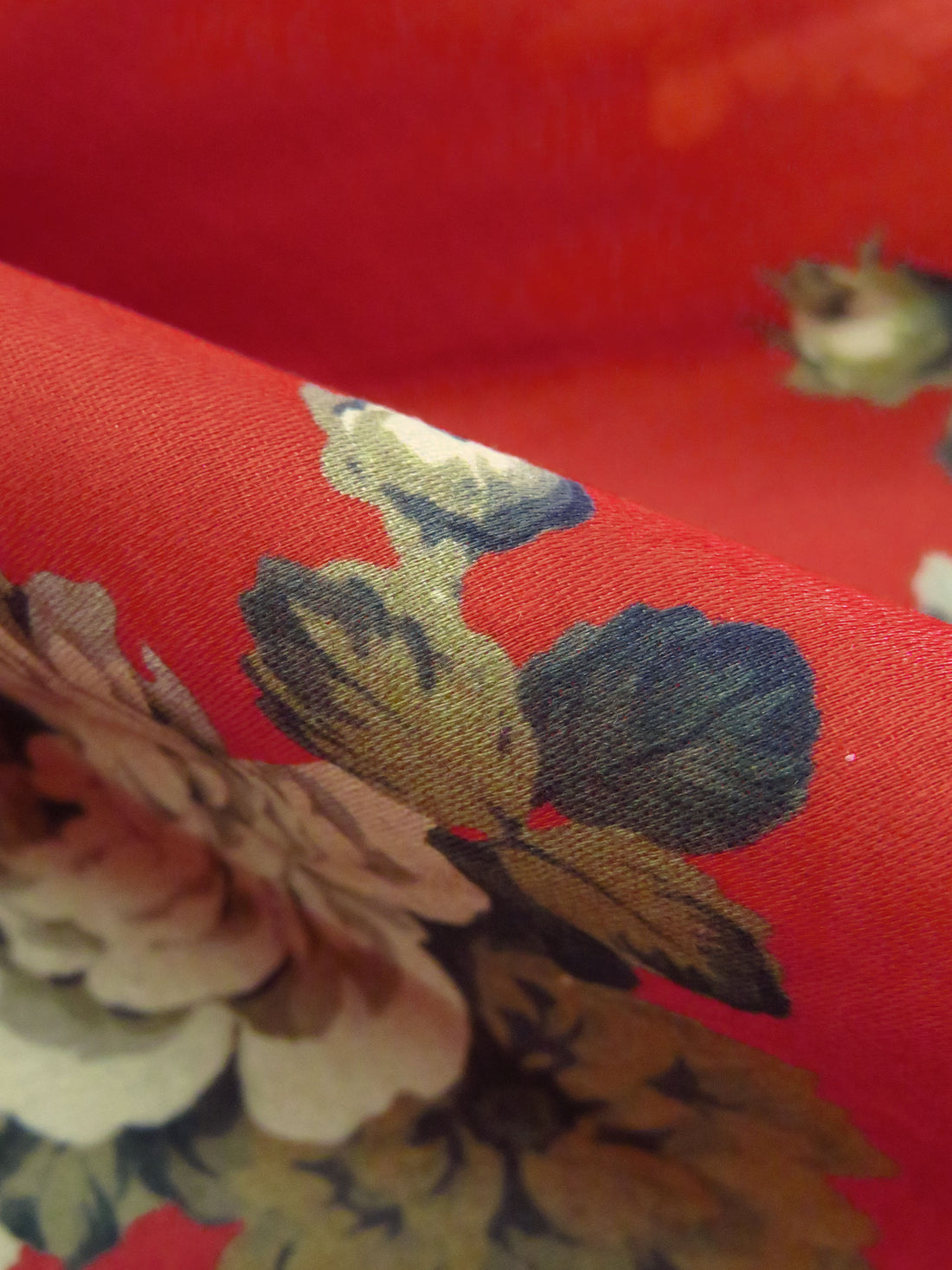 Chili Red/Ecru/Dirt/Multi 100% Cotton Floral Bunch Print Sateen Shirting 42W