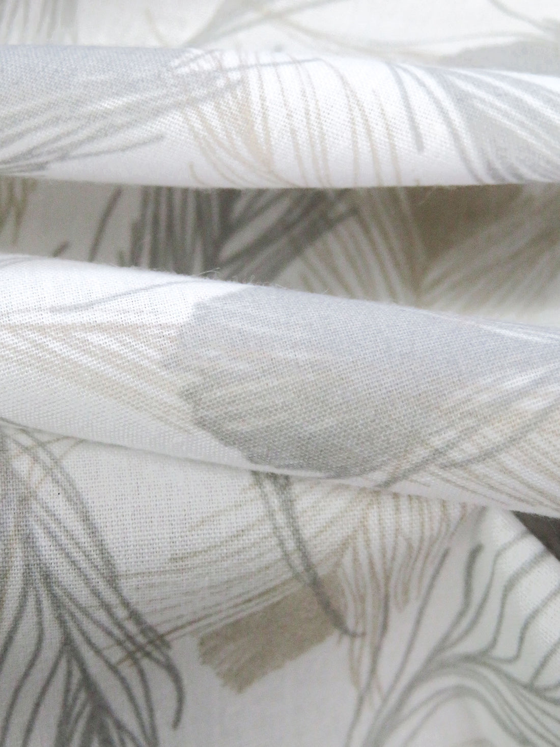 White/Light Bamboo/Silver Polyester/Cotton Feather Print Broadcloth 58W