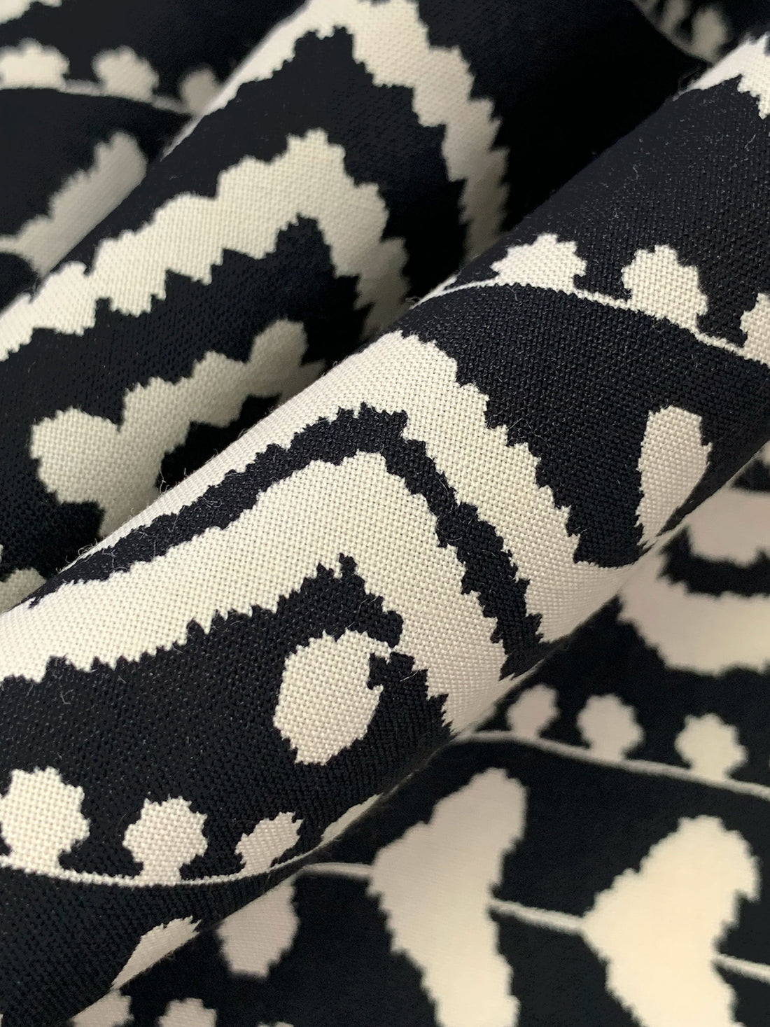 Black/Alabaster 100% Rayon Southwest Print Challis 43W