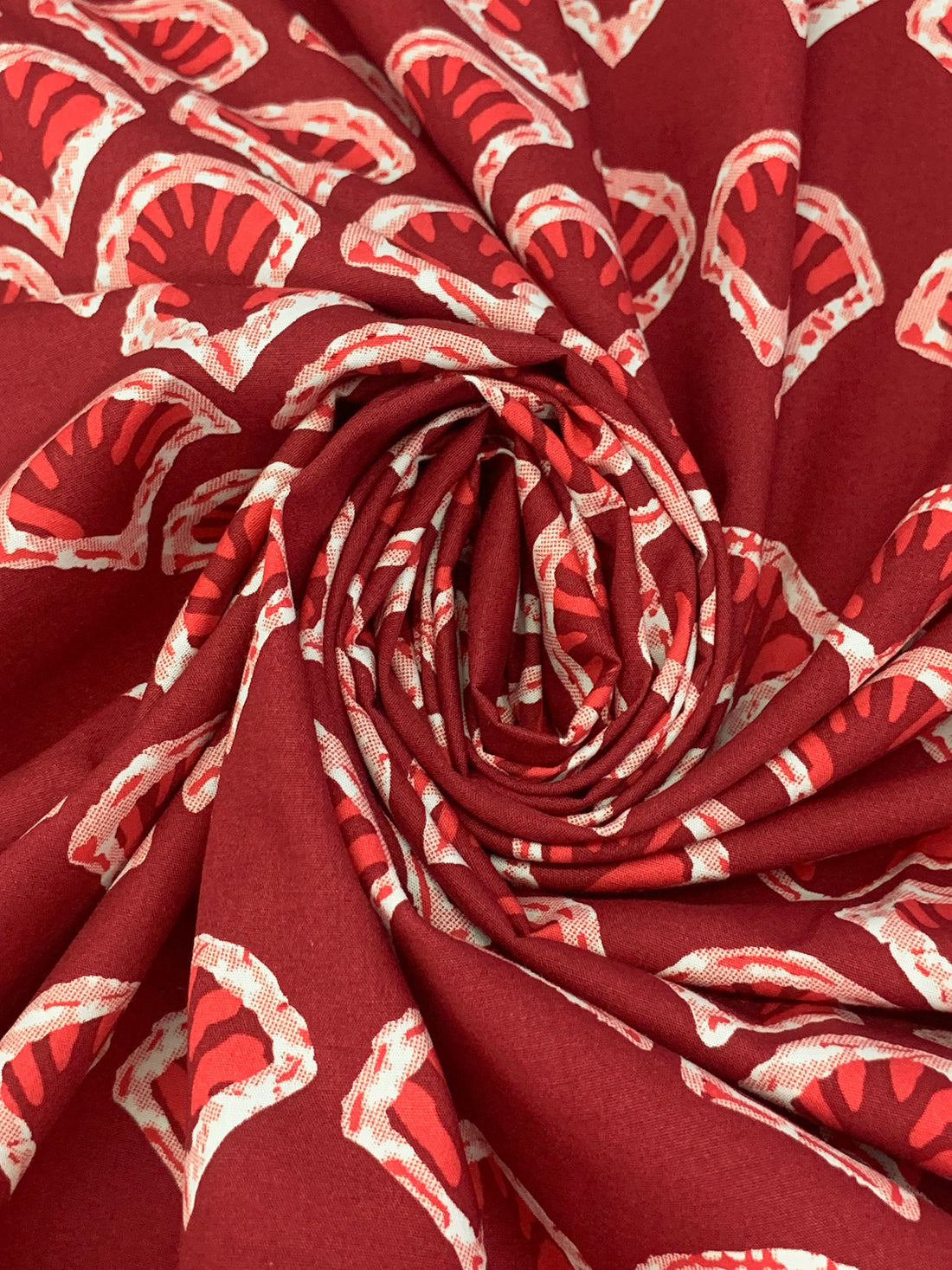 Vivid Auburn/Scarlet/White 100% Cotton Shell Print Poplin Shirting 56W