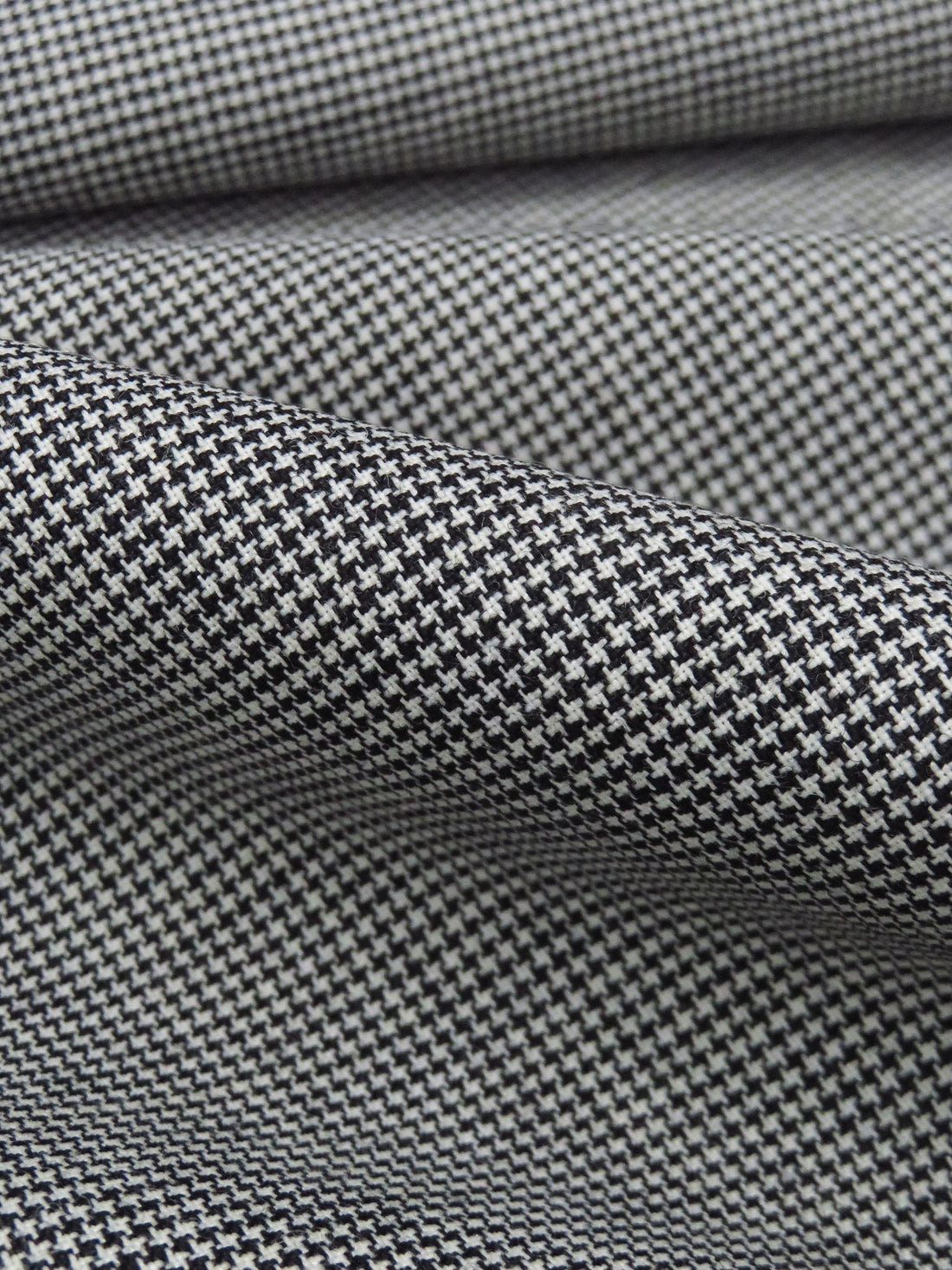 SOLD AS IS ONLY - Black/White Polyester/Viscose/Wool/Elastane Micro Houndstooth Suiting 60W