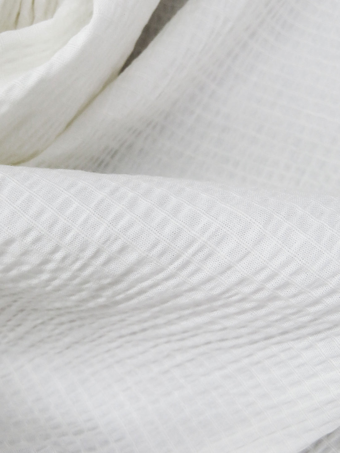 White Cotton/Lycra Puckered Horizontal Stripe Weave Shirting - Luxe Resort Designer - 42W