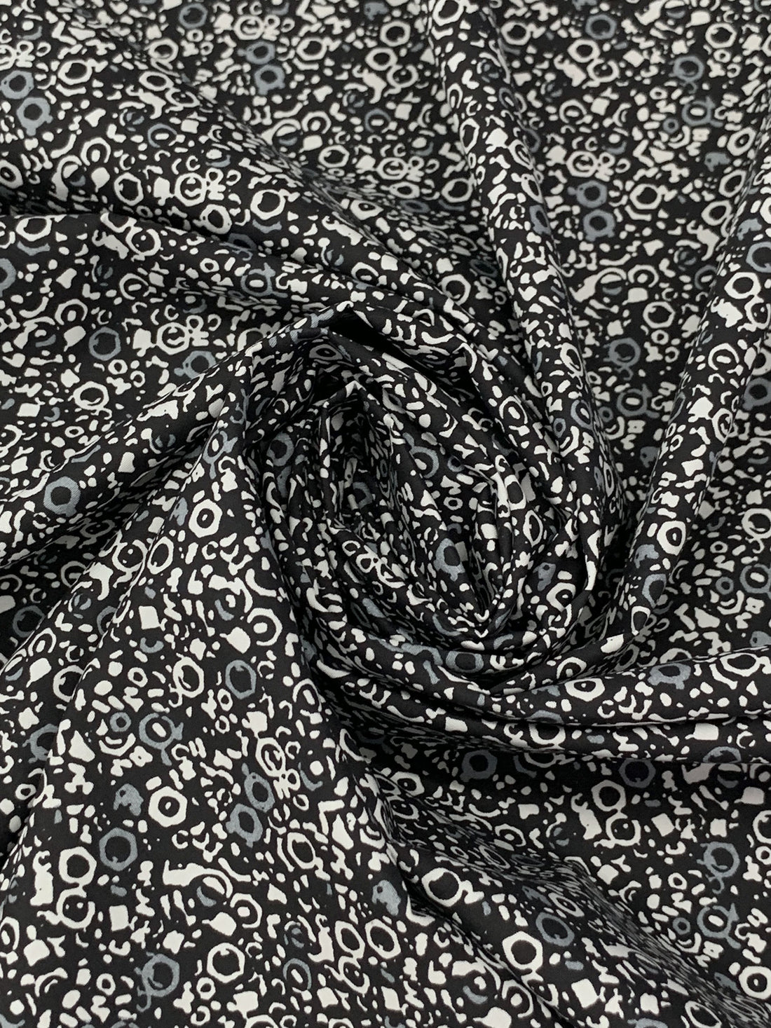 Muted Black/White/Gray 100% Cotton Abstract Print Poplin Shirting - Robert Kaufman - 58W