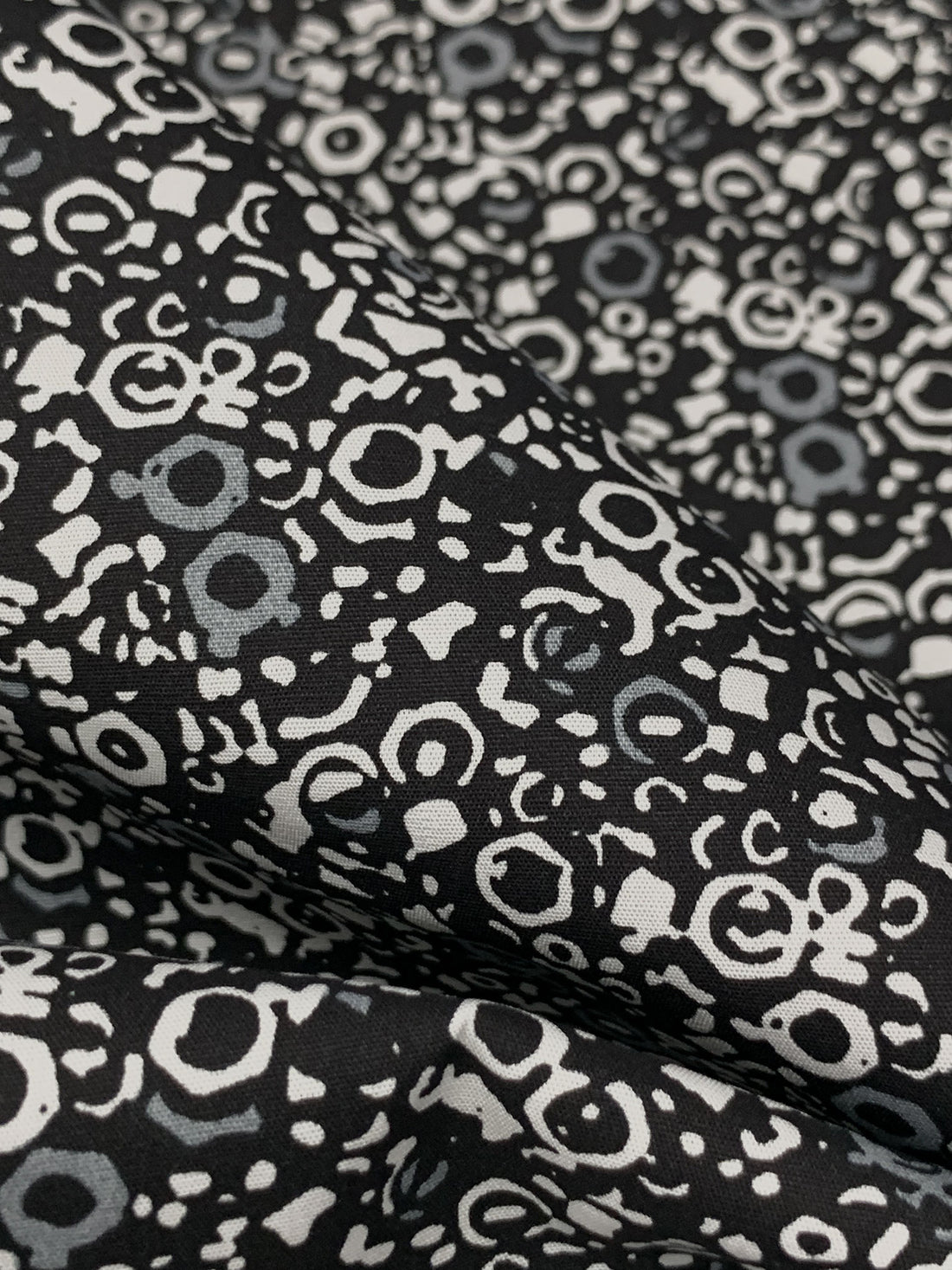 Muted Black/White/Gray 100% Cotton Abstract Print Poplin Shirting - Robert Kaufman - 58W