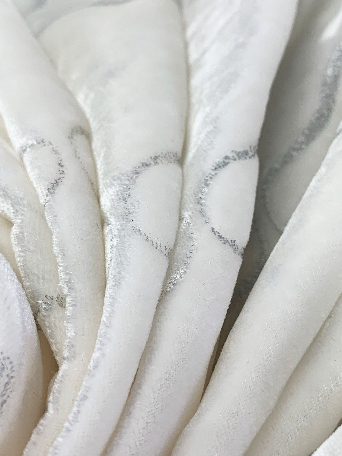 Soft White/Silver Silk/Rayon Diamond Foil Print Velvet 50W