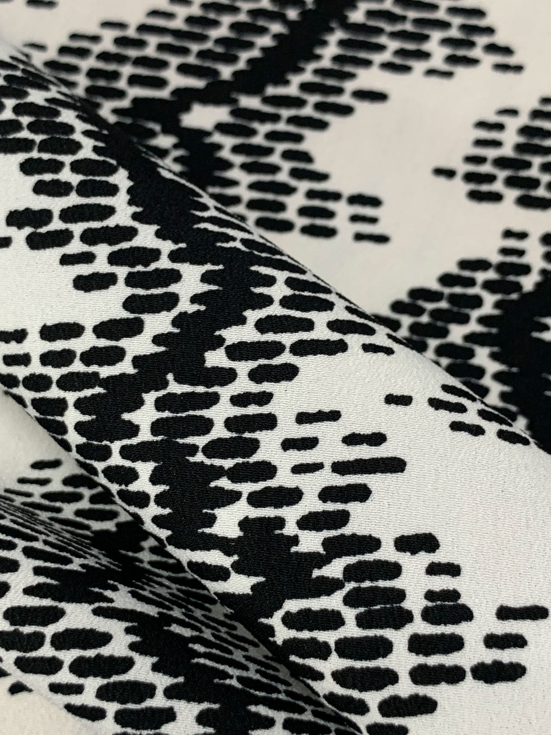 Off-White/Black 100% Polyester Vertical Waveform Print Crepe de Chine 57W