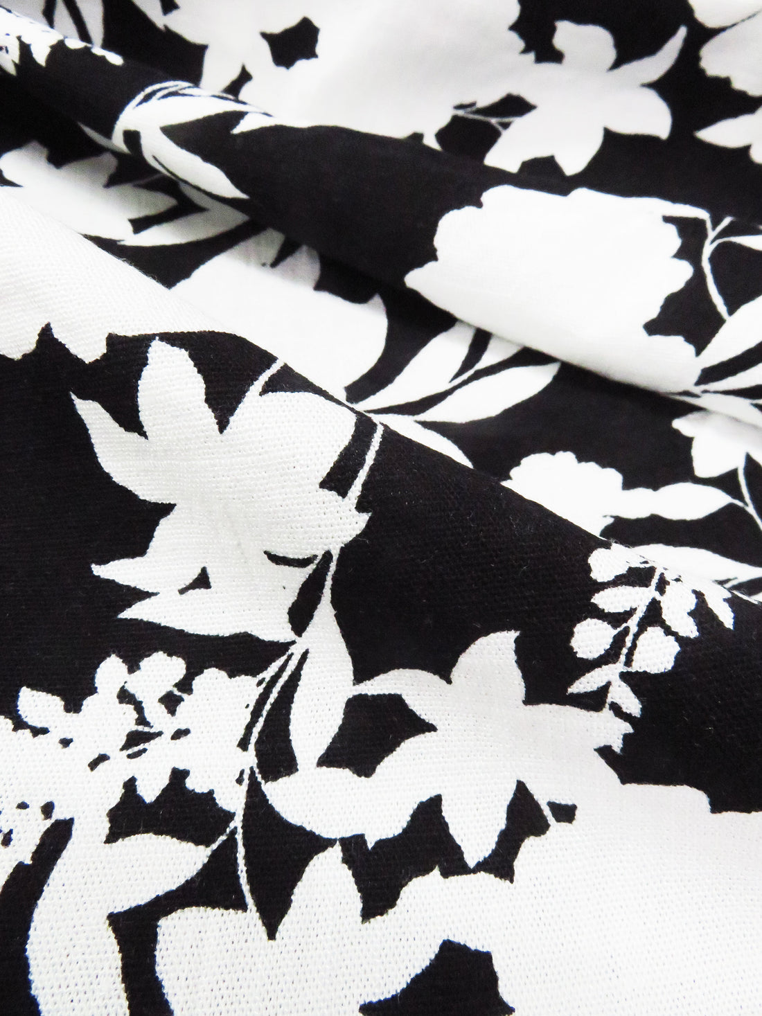Black/White Rayon/Lycra Floral Silhouette Print Linen-Look Stretch Shirt Weight Woven 52W