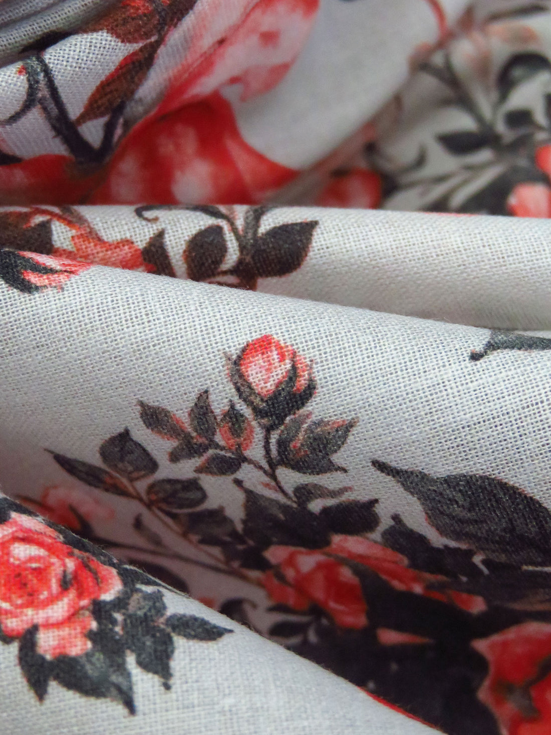 Light Gray/Persian Red/Dark Charcoal 100% Cotton Rose Cluster Print Lawn 43W