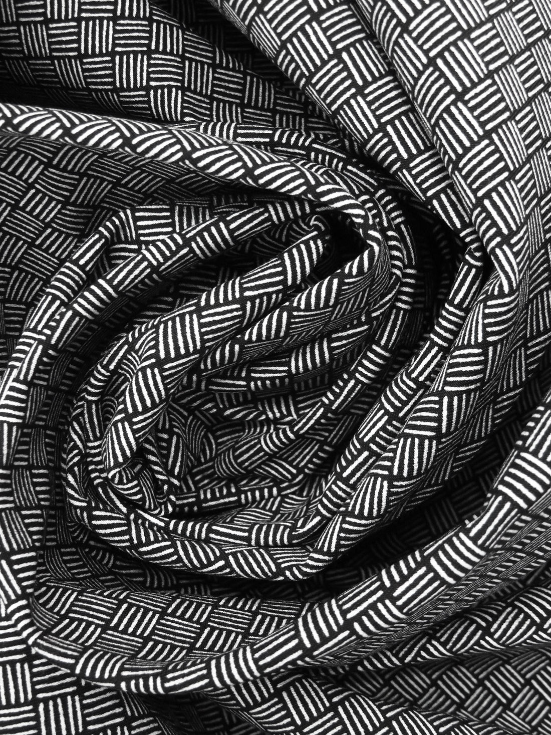 Black/White Rayon/Nylon/Lycra Geometric Line Print Stretch Bengaline Suiting 58W