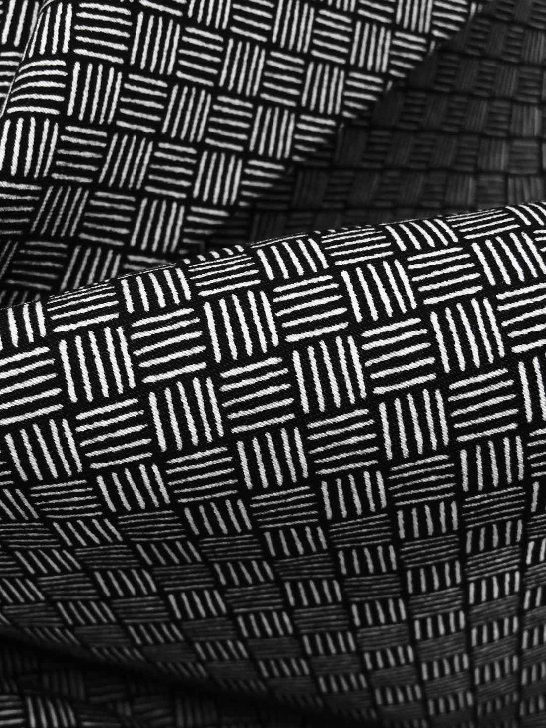 Black/White Rayon/Nylon/Lycra Geometric Line Print Stretch Bengaline Suiting 58W