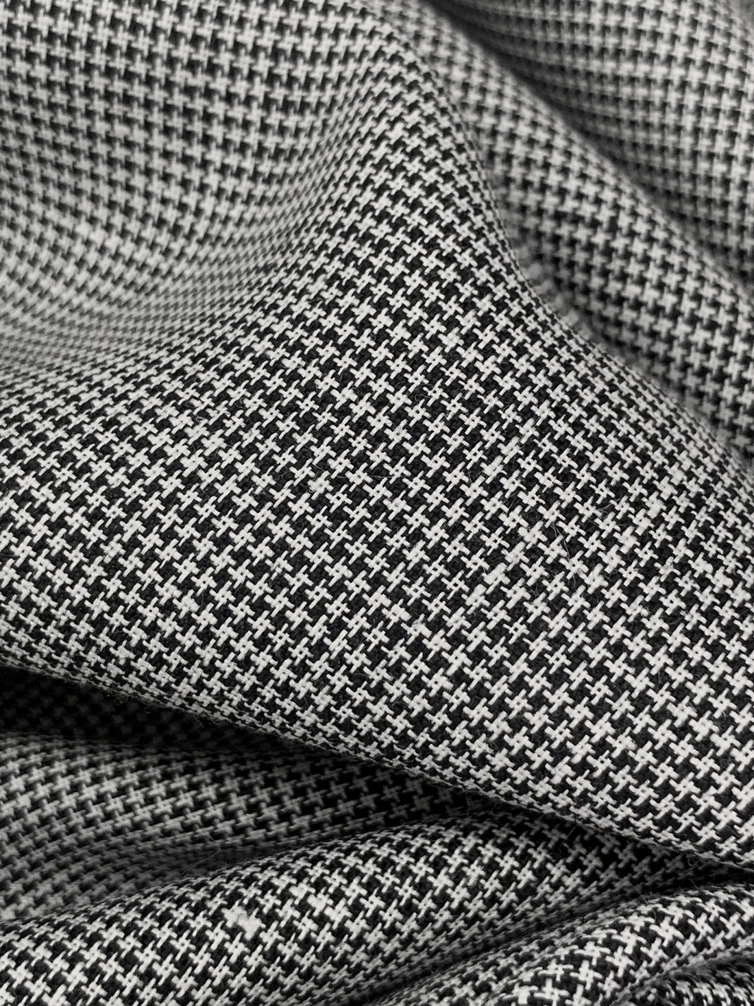White/Black 100% Linen Micro Houndstooth Midweight Woven - European Mill - 59W