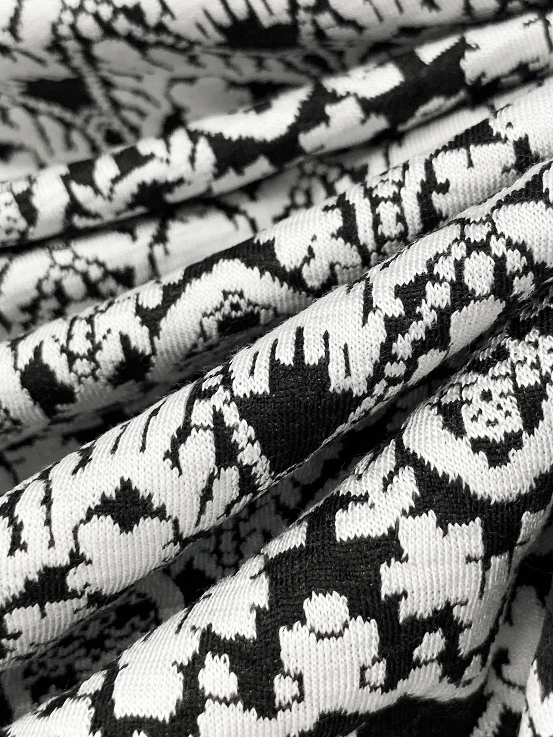 White/Black Polyester/Lycra Horizontal Stylized Scallop Design Jacquard Double Knit 58W