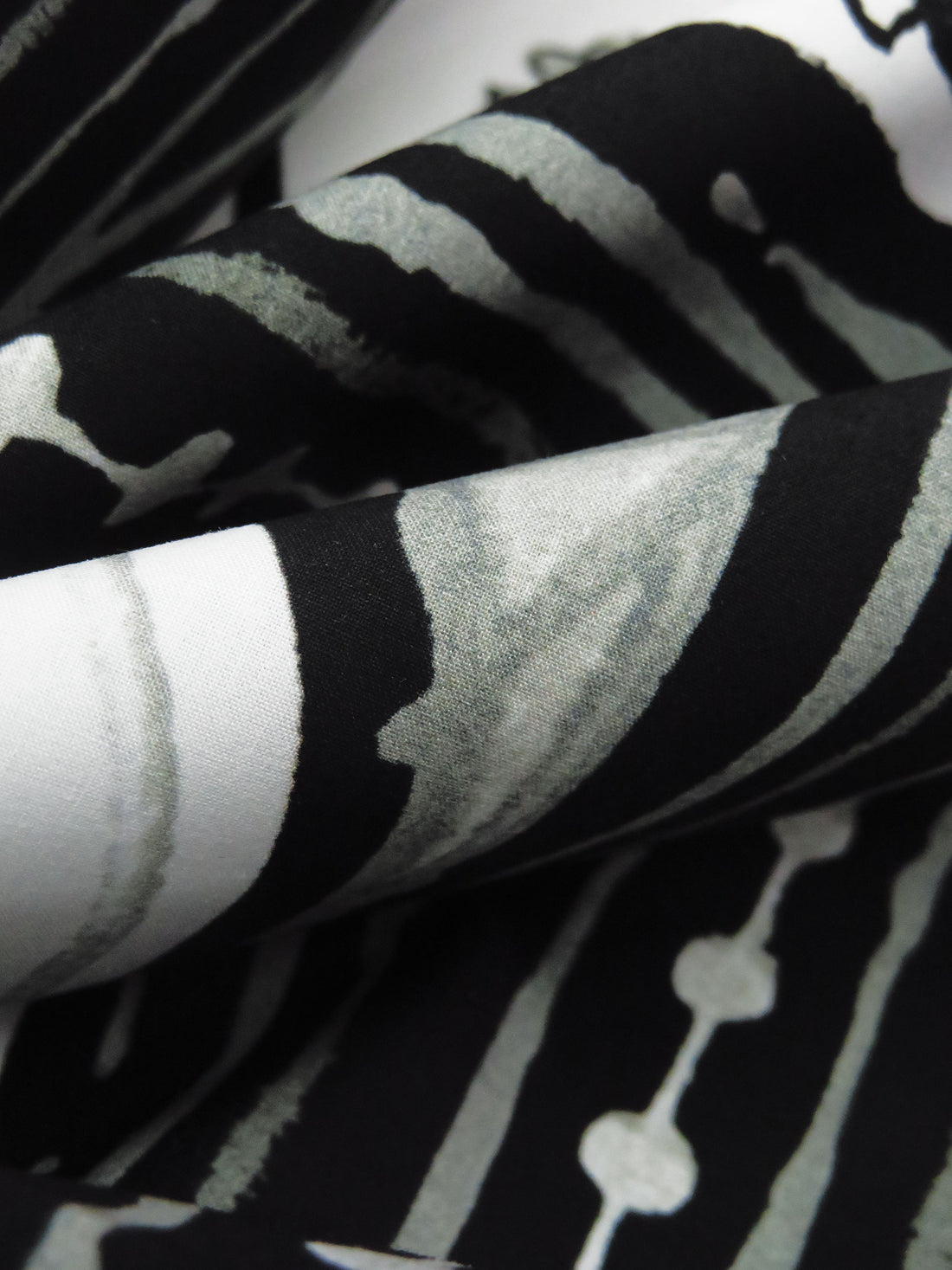 Black/White/Dolphin Gray 100% Cotton Framed Floral Print Poplin Shirting - NY Designer - 57W