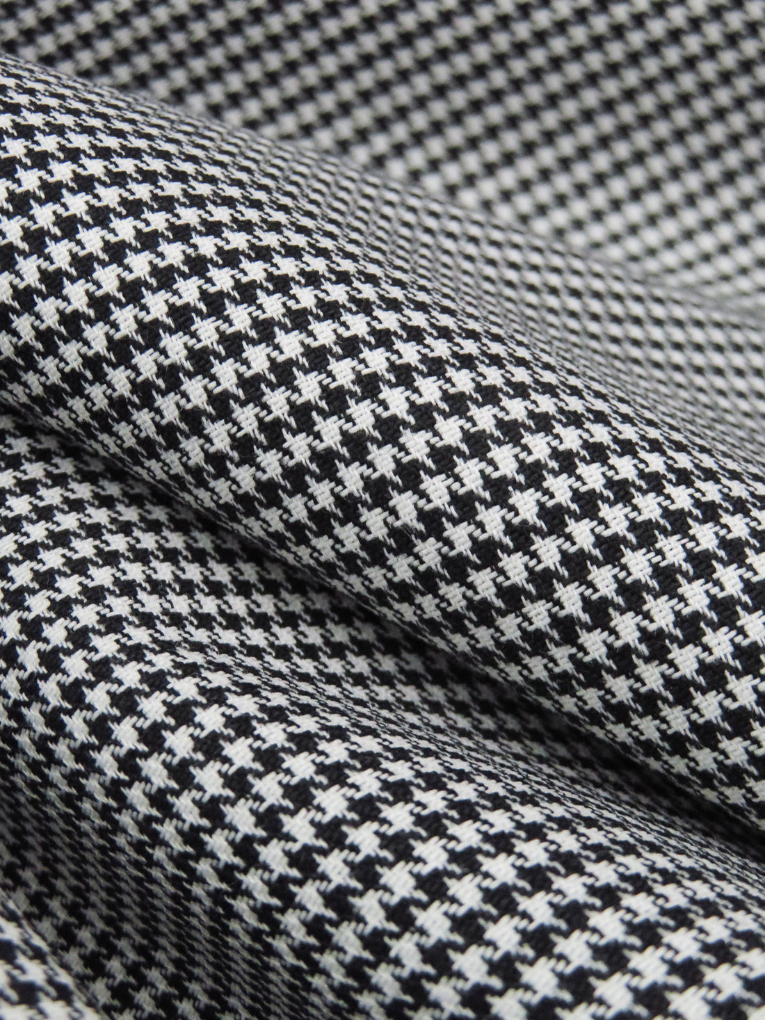 Black/White Cotton/Polyester Mini Houndstooth Weave Suiting 60W