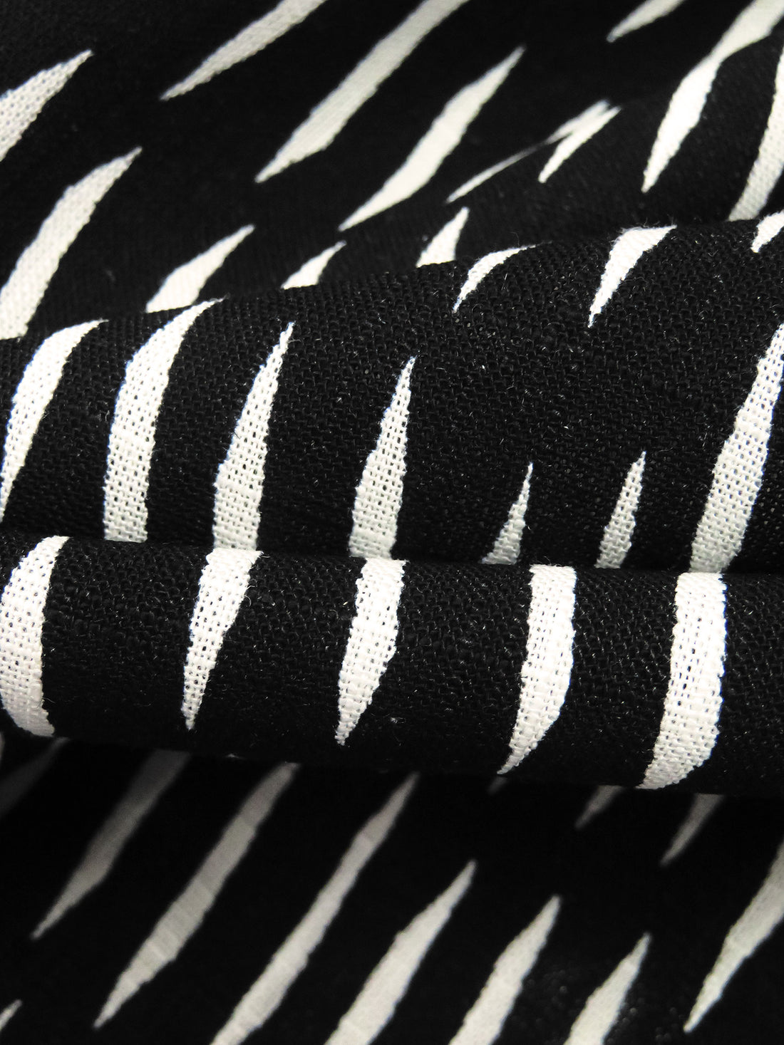 Black/Off-White Rayon/Linen Abstract Dash Print Shirt Weight Woven 53W