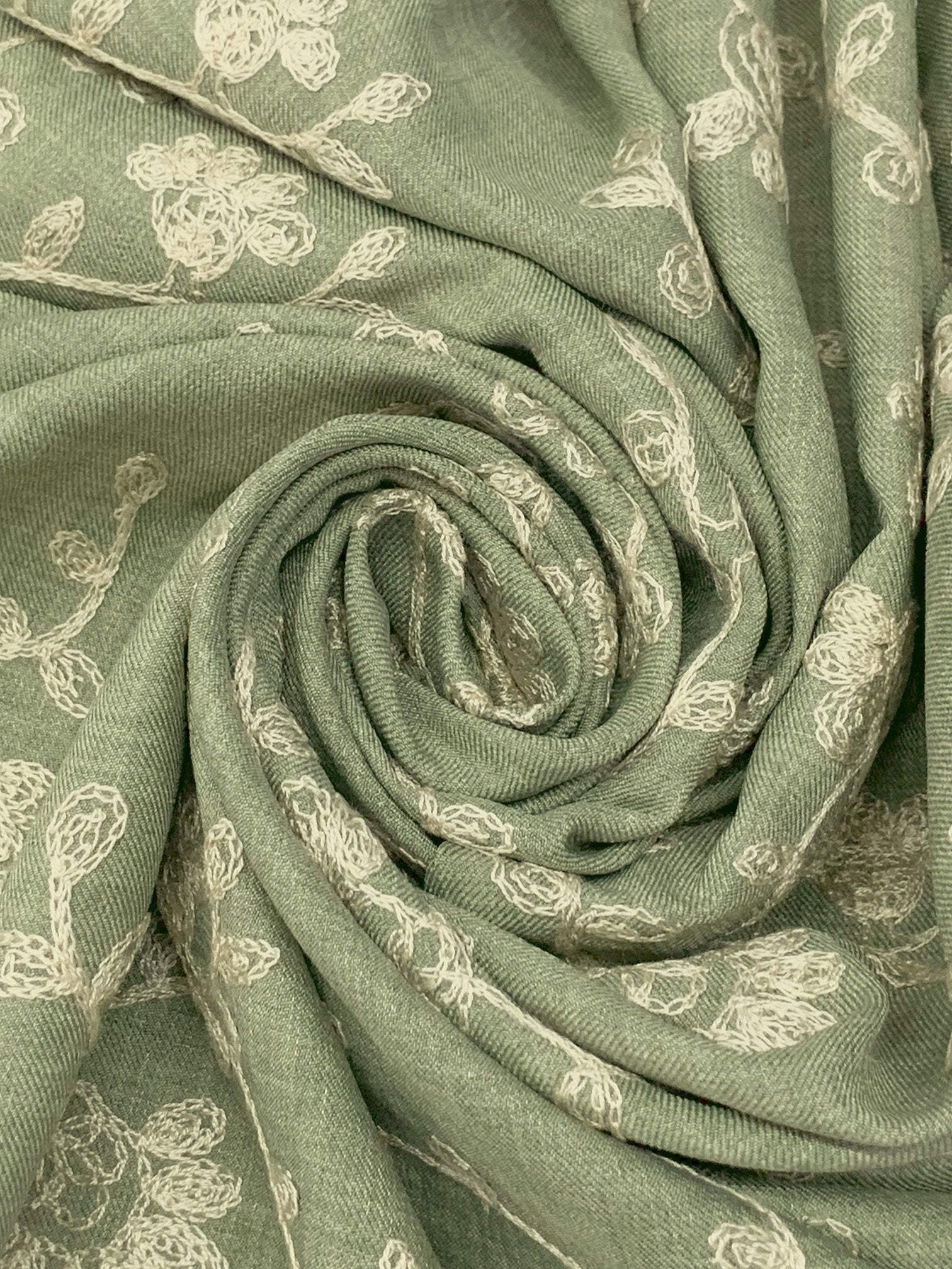 【廃盤】Plot Scraps/pale green Muted Moss Green/Pale Cream 100% Polyester Embroidered Floral