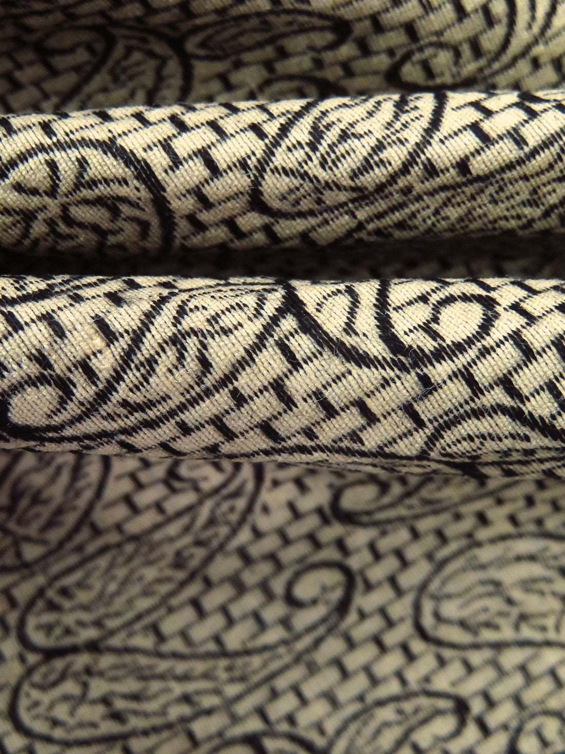 Pale Oatmeal/Black 100% Silk Paisley Weave Jacquard Woven 42W