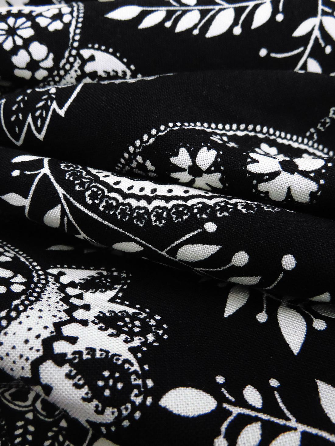 Black/Off-White 100% Rayon Paisley & Vine Print Challis 44W