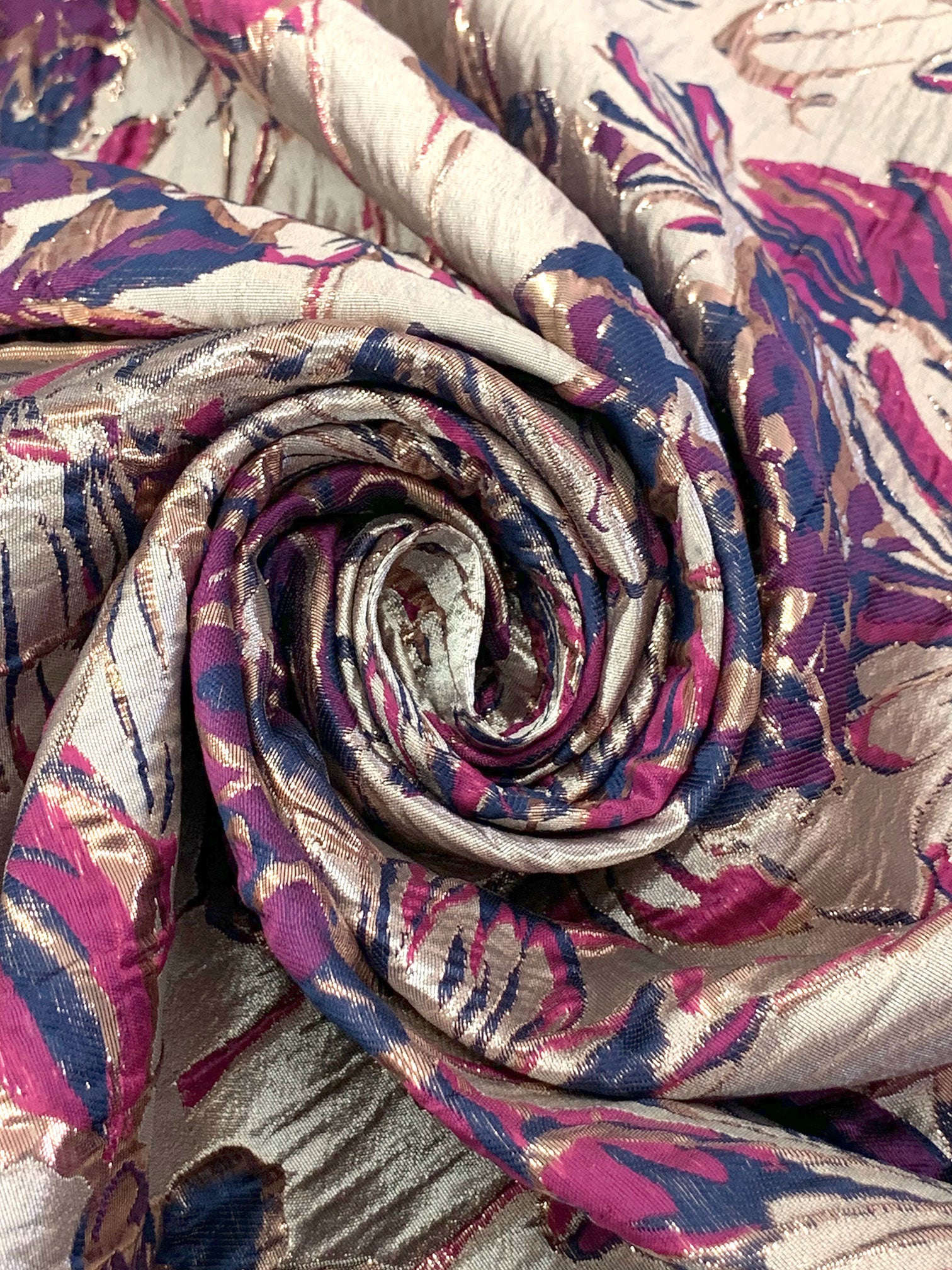 【FaB】Blood Drop Brocade アーティストプルーフ Metallic Gold/Boysenberry/Midnight Blue Polyester/Metallic Floral