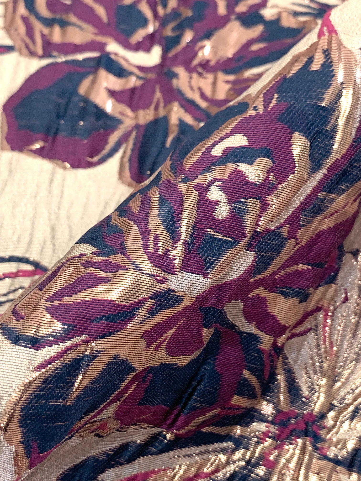 【FaB】Blood Drop Brocade アーティストプルーフ Metallic Gold/Boysenberry/Midnight Blue Polyester/Metallic Floral