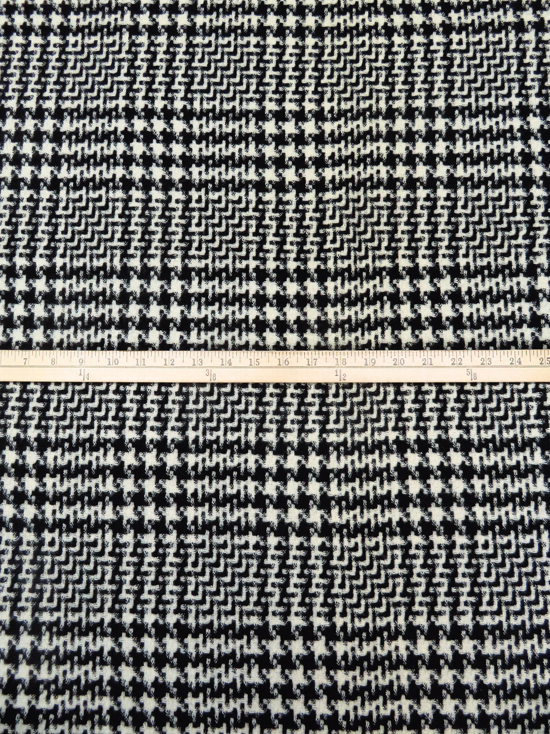 Black/Cream Wool/Nylon Houndstooth Plaid Weave Coating 56W