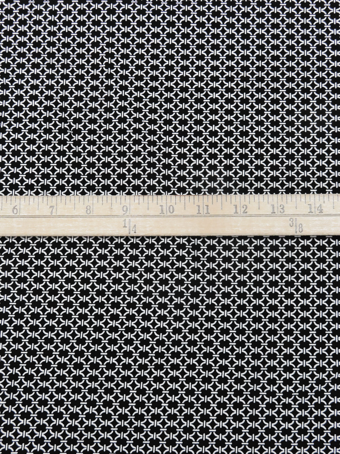 Black/White Rayon/Nylon/Lycra Chain Link Print Stretch Bengaline Suiting 58W