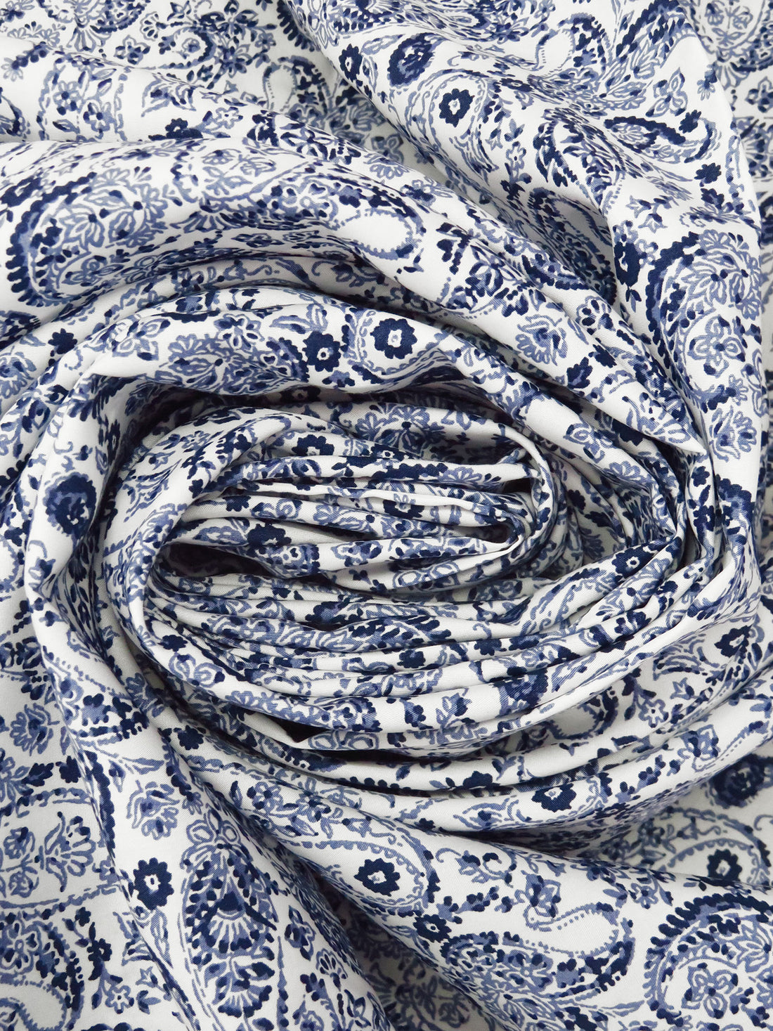 White/Dark Navy/Muted Cornflower Blue 100% Cotton Ornate Paisley Print Poplin Shirting 57W