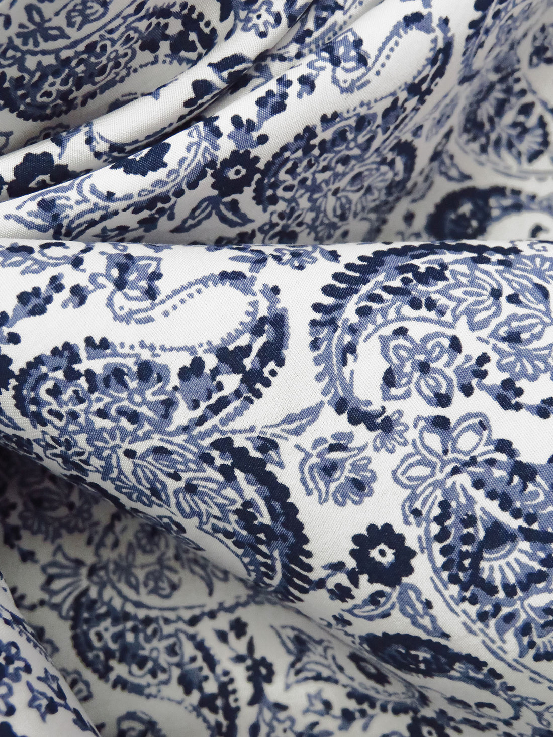 White/Dark Navy/Muted Cornflower Blue 100% Cotton Ornate Paisley Print Poplin Shirting 57W