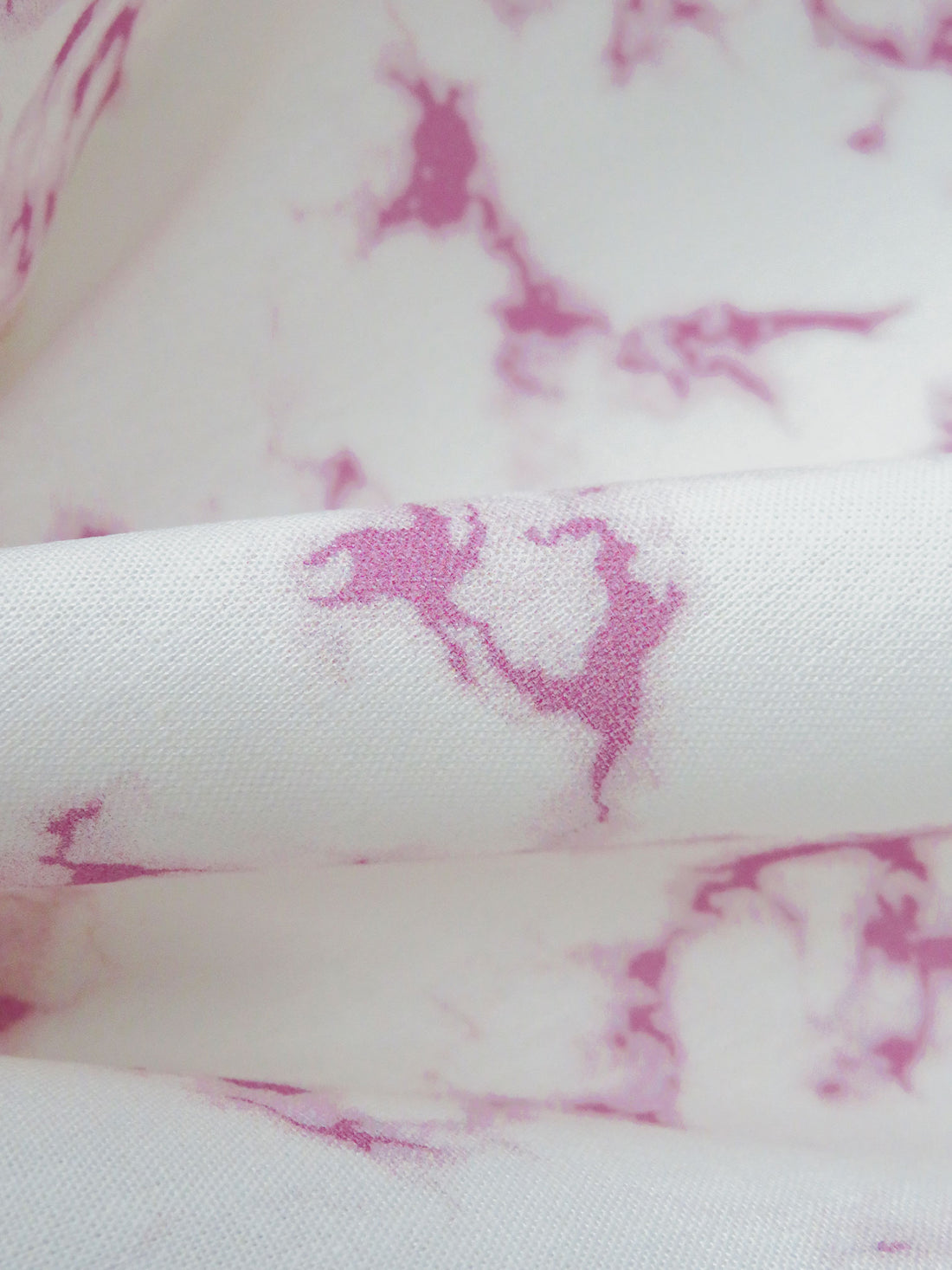 White/Mauve Rose/Thistle Cotton/Polyester Marbled-Look Print Shirting - Robert Kaufman - 43W