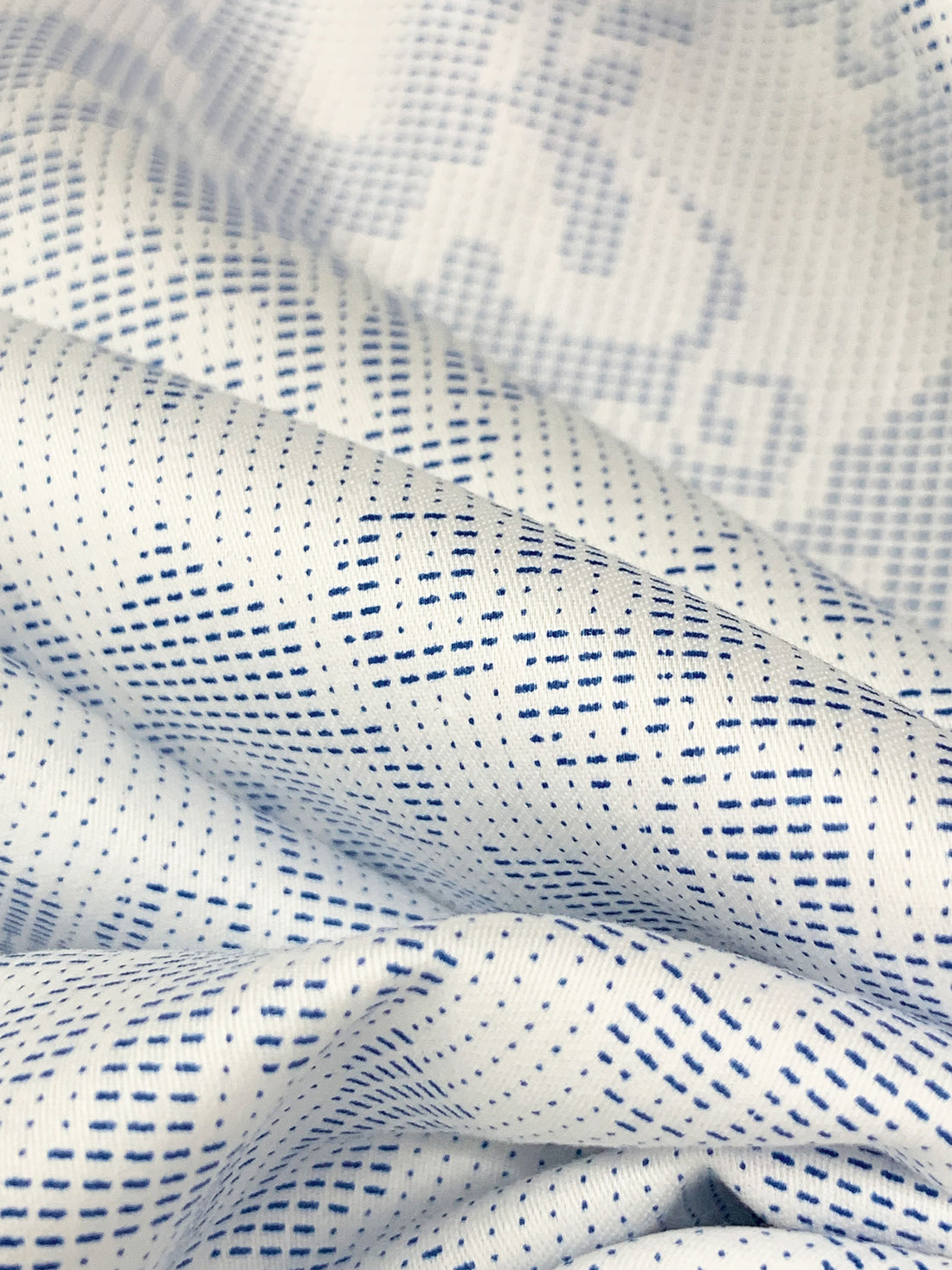 Silvery White/Catalina Blue 100% Cotton Damask Print Sateen Shirting 54W