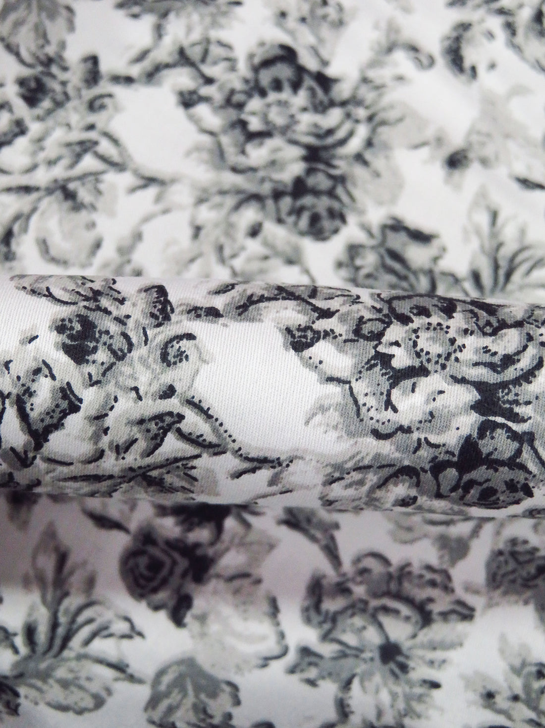 White/Foggy Gray/Matte Black 100% Cotton Floral Sateen Shirting 57W