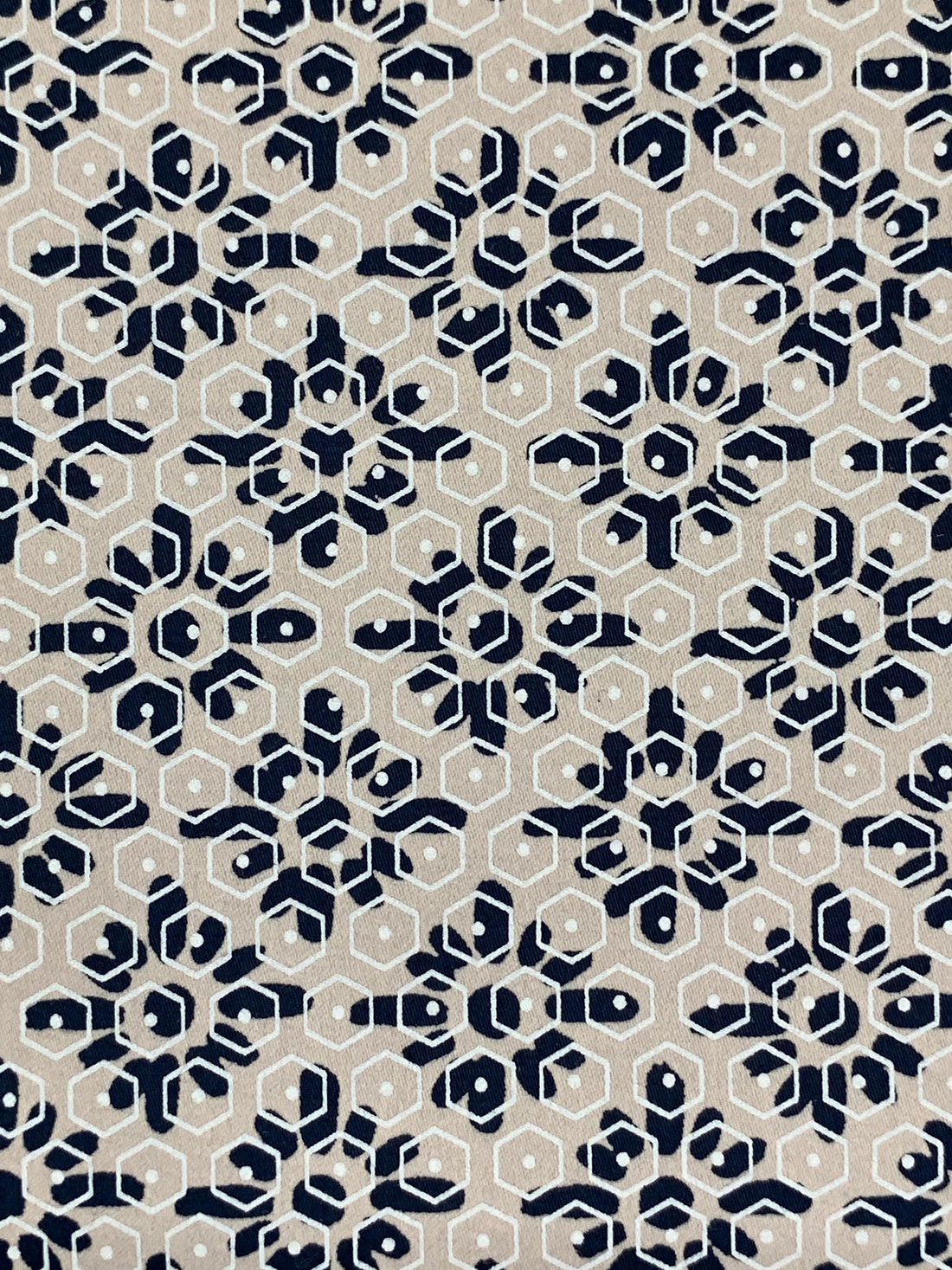 Pale Silver/Navy Blue/White 100% Cotton Overlapping Geometric Print Poplin Shirting 57W