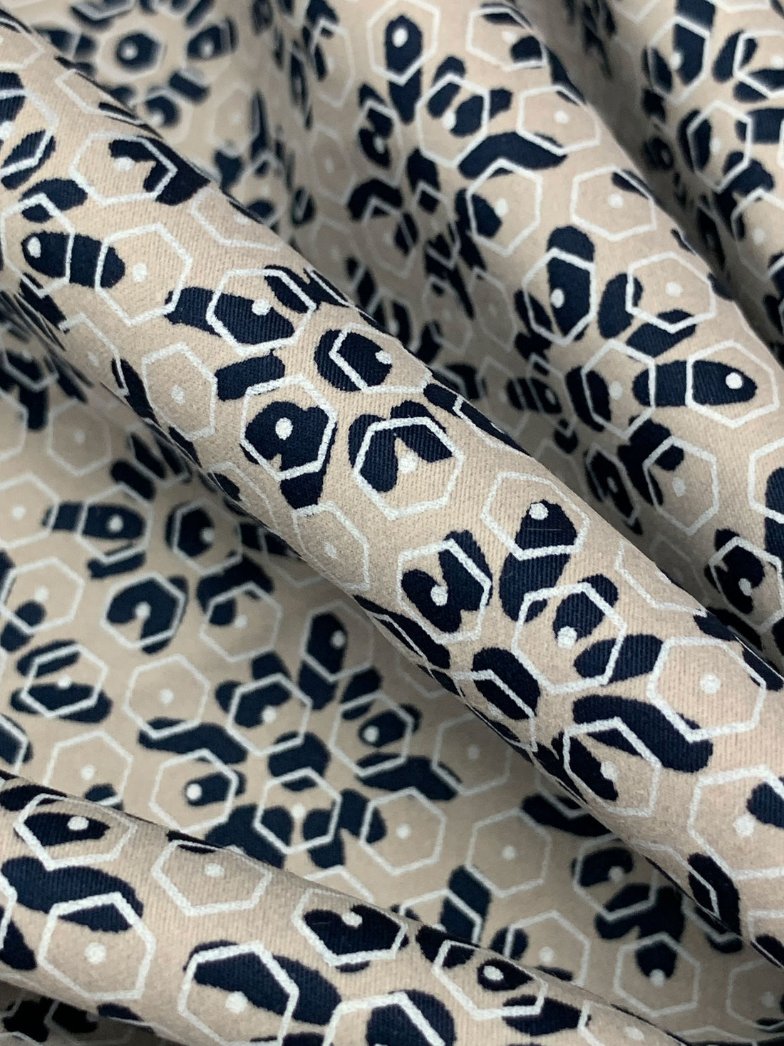 Pale Silver/Navy Blue/White 100% Cotton Overlapping Geometric Print Poplin Shirting 57W