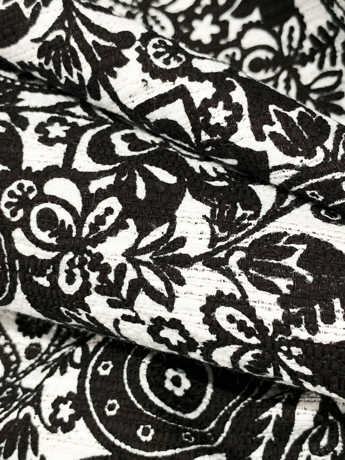 Black/White 100% Cotton Stylized Paisley Floral Print Boucle Suiting - Robert Kaufman - 55W
