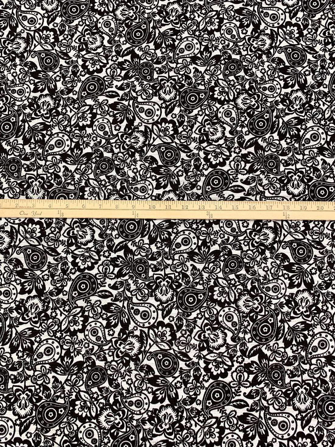 Black/White 100% Cotton Stylized Paisley Floral Print Boucle Suiting - Robert Kaufman - 55W